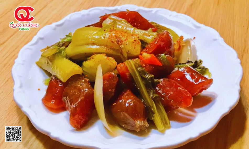 Lạp xưởng hun khói xào dưa cải muối chua