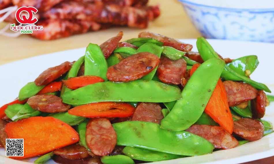 lạp xưởng hun khói xào đậu Hà Lan