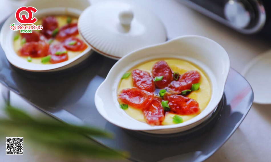 Trứng hấp lạp xưởng hun khói